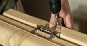 Как спрятать дверные петли, требования к механизму