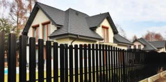 Евроштакетник: особенности, установка