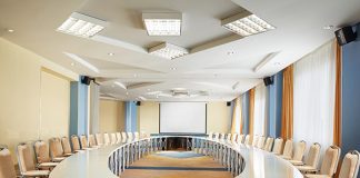 Проведение конференции для вашей компании: выбираем конференц-зал в аренду. Параметры выбора